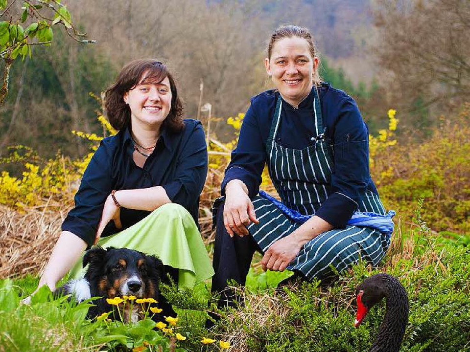 Jolanda Wermuth (links) und Melanie Gu... Shepherd Hund Pokie und Schwan Sydney  | Foto: Birgit-Cathrin Duval