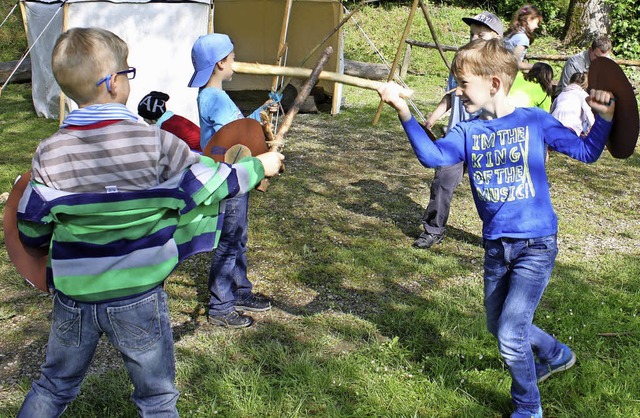 Kmpfen wie die Wikinger: mit Schwert ...&#8211; nur die Schutzkleidung fehlt.   | Foto: Adelbert Mutz