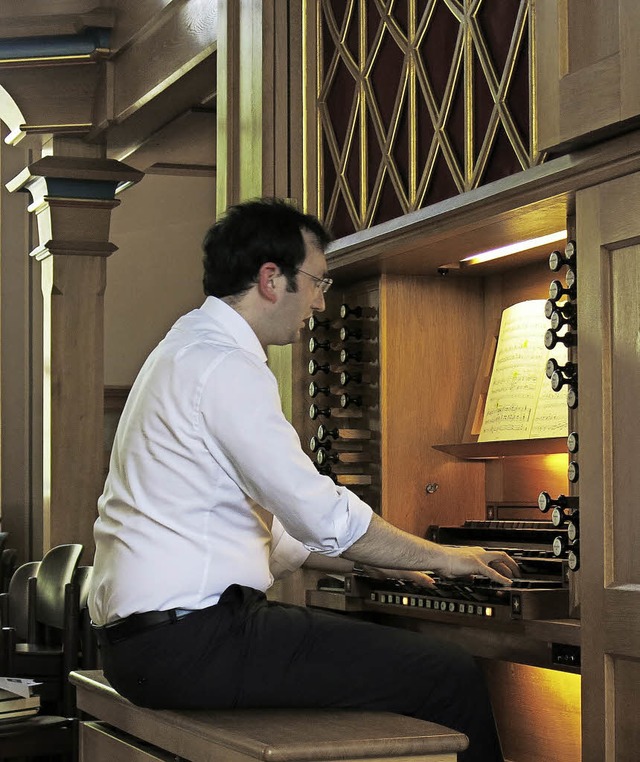 Der Organist Christian Drengk an der Orgel der Evangelischen Stadtkirche  | Foto: Georg Vo