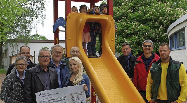 Die 10500 Euro von der Aktion Chinderl... Heidi  Koprivica (rechts am Scheck).   | Foto: Thomas Loisl Mink