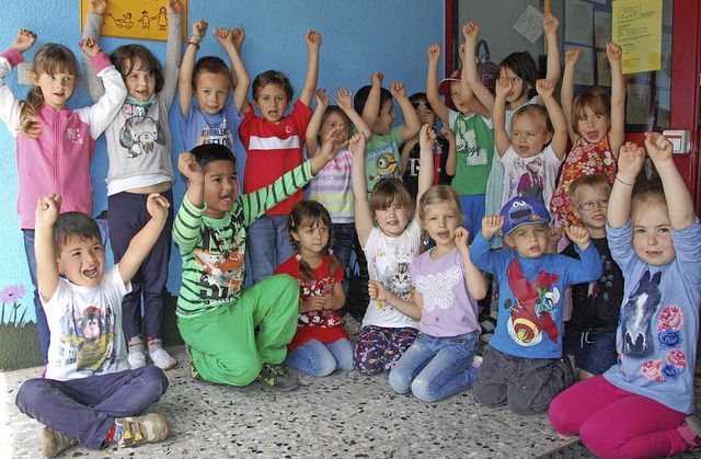 Die Kinder freuen sich ber  das 50-j...stehen des Kindergartens St. Michael.   | Foto: Frey
