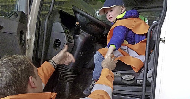 Kleiner Mann im groen Fahrzeug: Die K... Recyclingfirma Remondis in Maulburg.   | Foto: ZVG