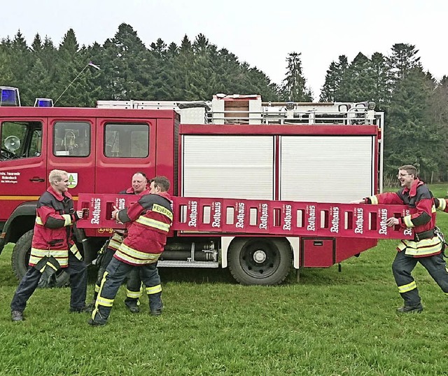 Bierkisten horizontal stapeln &#8211; ...erfordert richtig Kraft  und Geschick.  | Foto: Feuerwehr Willaringen