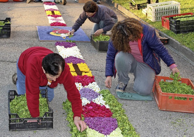 Zum Fronleichnamsfest in Riedern wurden prchtige Blumenteppiche ausgelegt.   | Foto: Elisabeth Baumeister