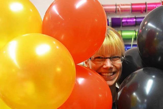 Aus 72.000 Ballons die Bundesfahne bauen – mit Hilfe der Fanmeile