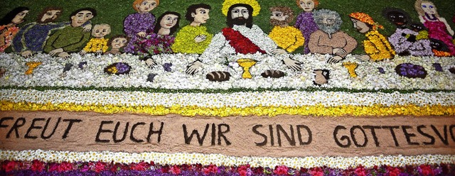 Der Blumenteppich in der Kircher St. Johannes Baptist in Todtnau   | Foto: Karin Maier