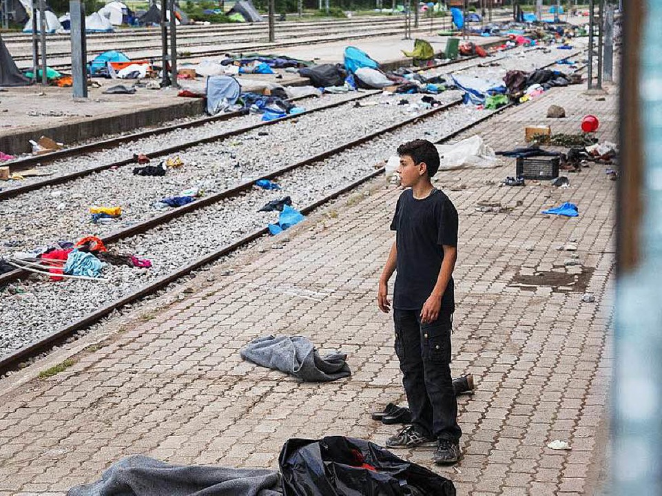 Ein Junge steht an den leeren Bahnglei...vor wenigen Tagen waren diese besetzt.  | Foto: David Lohmueller