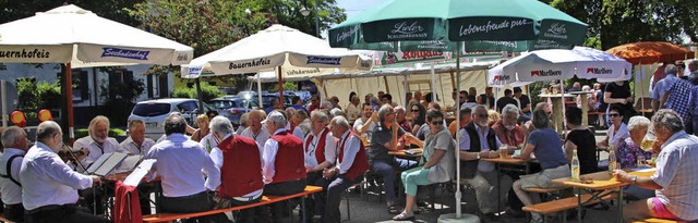 Musik und Sonnenschein waren  ideale B...in gelungenes Kleinkemser Brunnenfest.  | Foto: Cremer