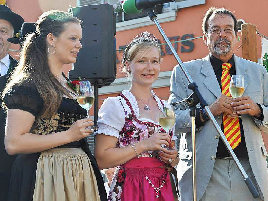 Brgermeister Martin Obert mit den Weinhoheiten Yasmin Isele (links) und Isabella Vetter