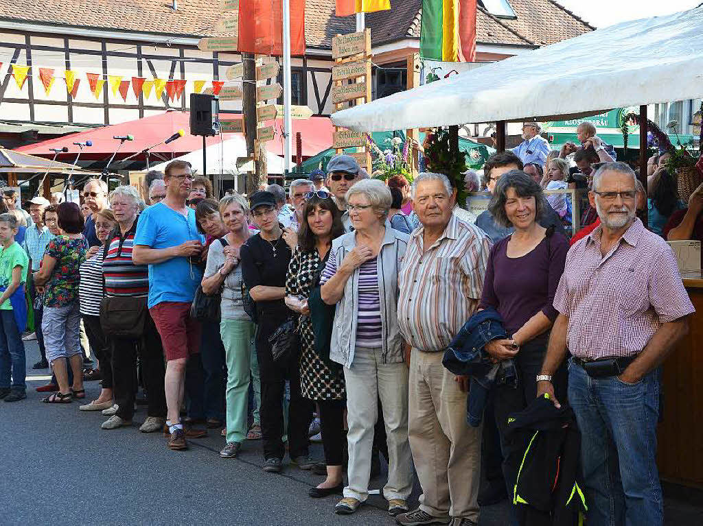 Viele Zuschauer kamen zur Erffnung und sumten die Straen beim kleinen Festumzug.