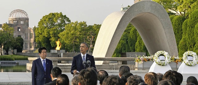 Japans Premier Shinzo Abe (links) und ...chen Grabmal fr die Atombombenopfer.   | Foto: AFP/dpa