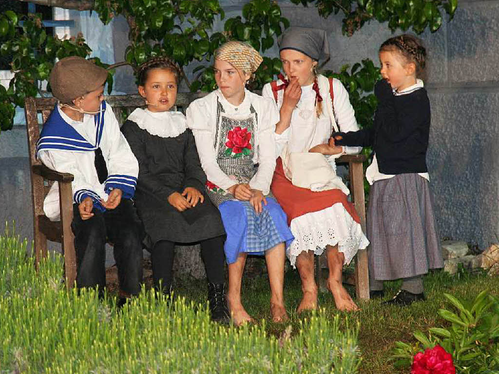 Auch die Kinder leiden in dieser schweren Zeit. Hier allerdings geht es ihnen schon wieder besser. Die „Posthorn-Margret“ verteilt Schokolade, die die Kinder von den Franzosen bekommen.