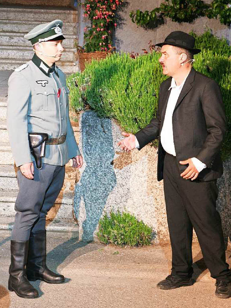 Oberstleutnant Hflinger und Brgermeister Probst (rechts) verhandeln im Breitwiesenhof. Probst will sein Dorf retten und die weie Fahne hissen.