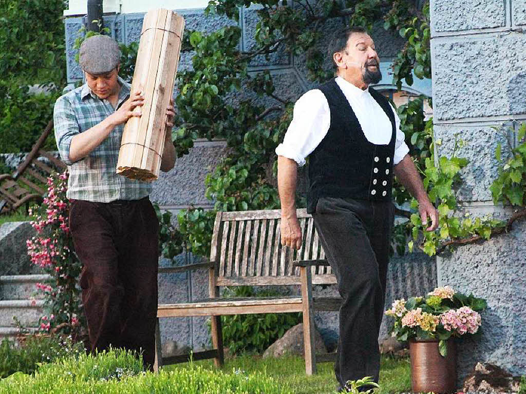 Er geht nie ohne einen Bund Abfallholz heim: Oskar bringt dem sparsamen Sgewerksbesitzer Leo Holz mit von der Sge.