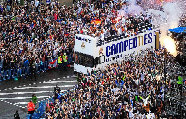 Die Spieler von Real Madrid feien den Triumph mit ihren Fans  | Foto: dpa