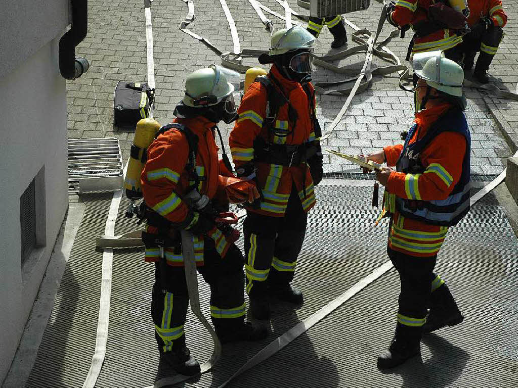 Rund 60 Wehrmnner waren mit neun Fahrzeugen vor Ort – darunter die Drehleiter aus Todtmoos.