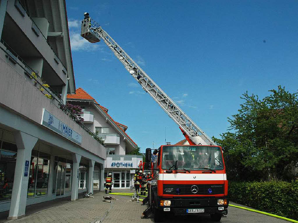 Rund 60 Wehrmnner waren mit neun Fahrzeugen vor Ort – darunter die Drehleiter aus Todtmoos.