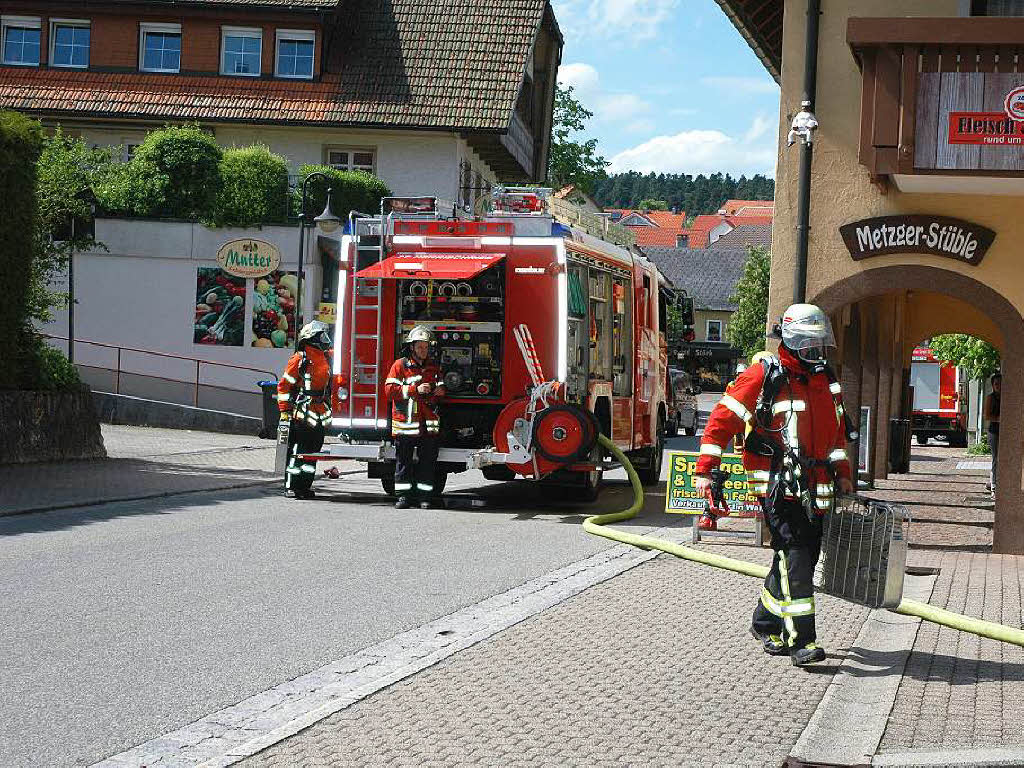 Rund 60 Wehrmnner waren mit neun Fahrzeugen vor Ort – darunter die Drehleiter aus Todtmoos.