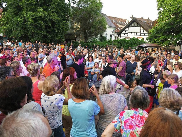 l Jawala nehmen ein Bad in der Menge  | Foto: Georg Vo