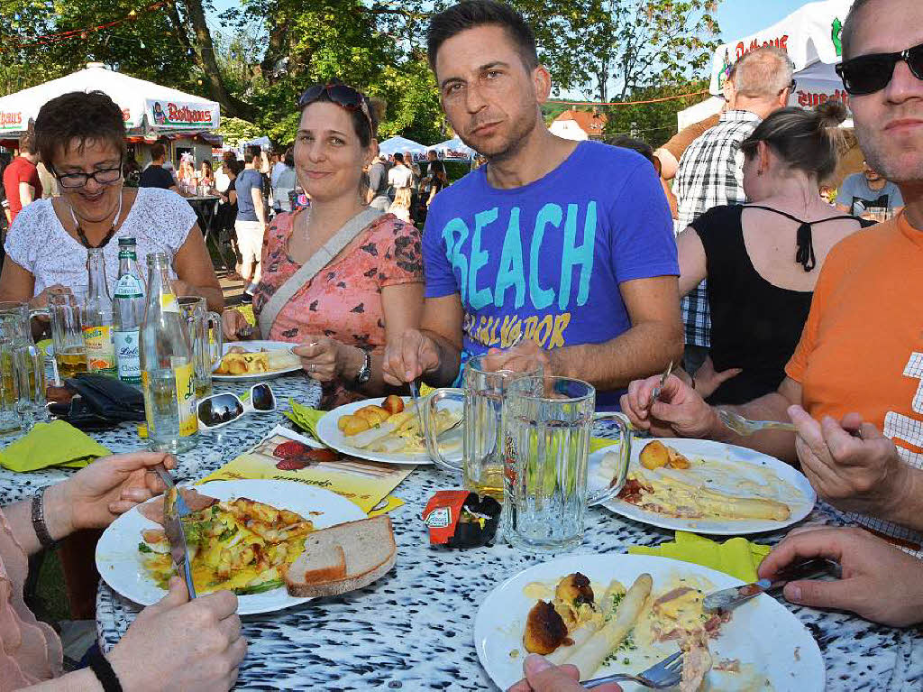 Bereits am sonnigen Samstag versuchten ber 1000 Besucher, noch einen Sitzplatz zu erhaschen.