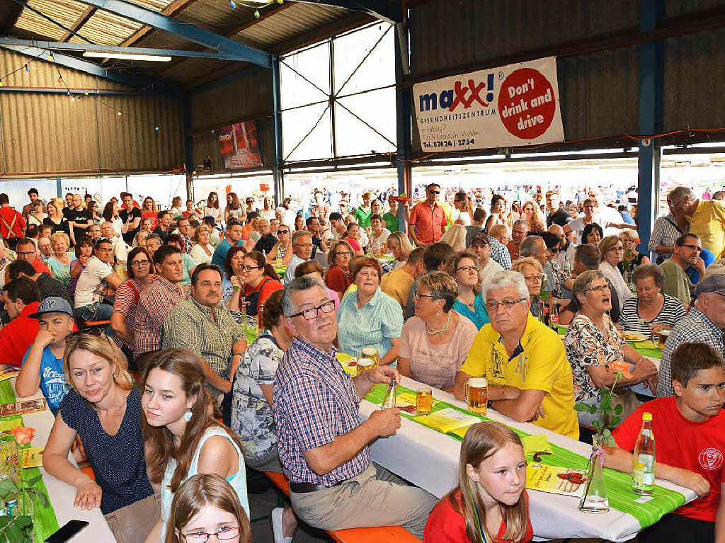 Bereits am sonnigen Samstag versuchten ber 1000 Besucher, noch einen Sitzplatz zu erhaschen.