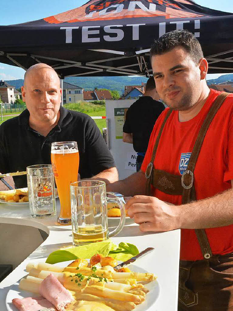 Bereits am sonnigen Samstag versuchten ber 1000 Besucher, noch einen Sitzplatz zu erhaschen.