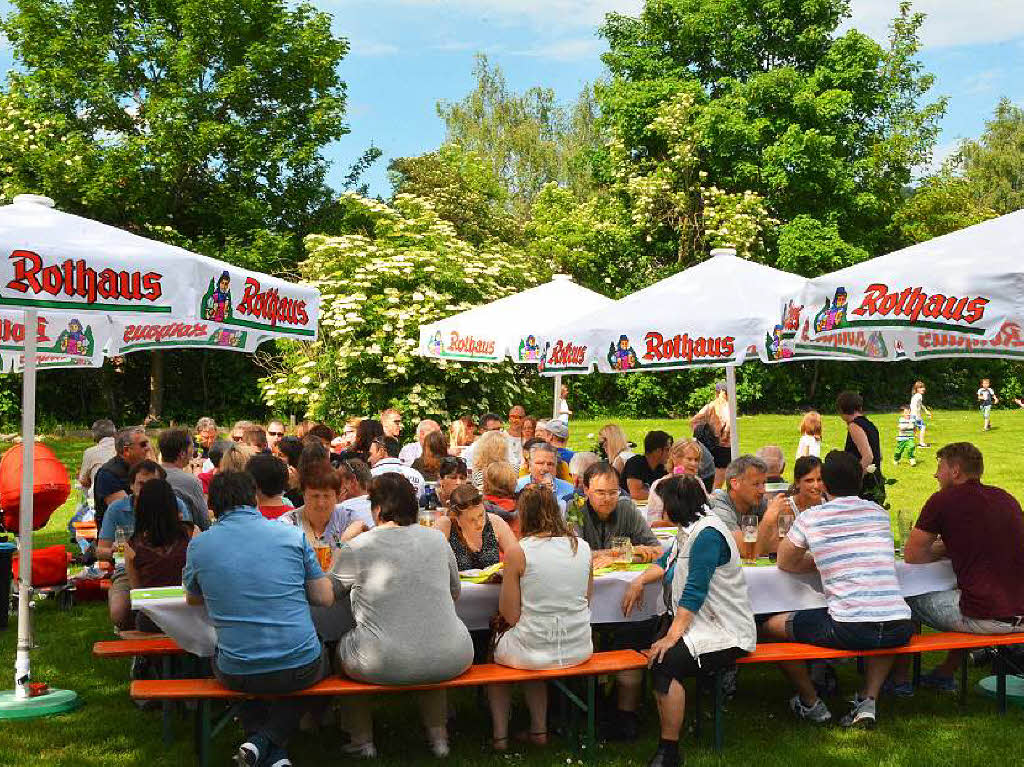 Bereits am sonnigen Samstag versuchten ber 1000 Besucher, noch einen Sitzplatz zu erhaschen.