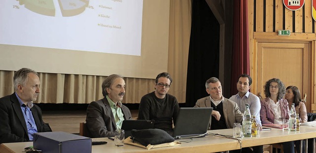 Gemeinderat Eberhard Oswald (Zweiter v...htungen beziehungsweise ihrer Trger.   | Foto: Karin Hei