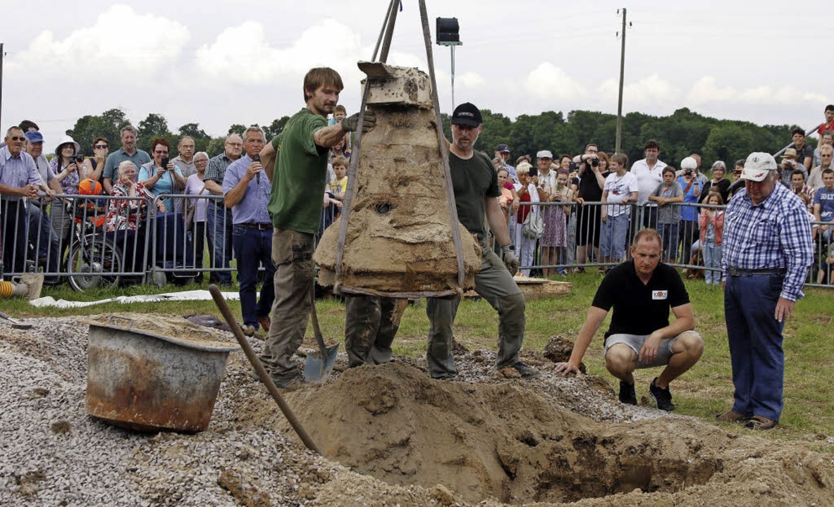 Die abgekhlte Glocke wird ausgegraben... nicht klar, dass sie einen Riss hat.   | Foto: Heidi Fssel