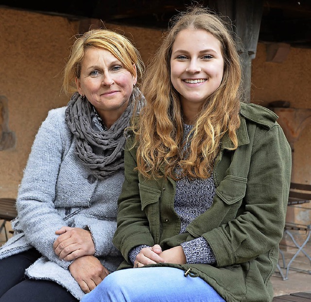 Mutter Sandra (links) und Tochter Mari...tur am Max-Planck-Gymnasium abgelegt.   | Foto: anika maldacker