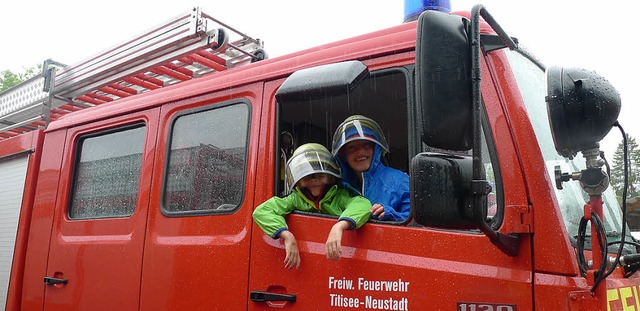 Das macht Spa, Feuerwehrmann spielen im echten Feuerwehrauto.  | Foto: Eva Korinth