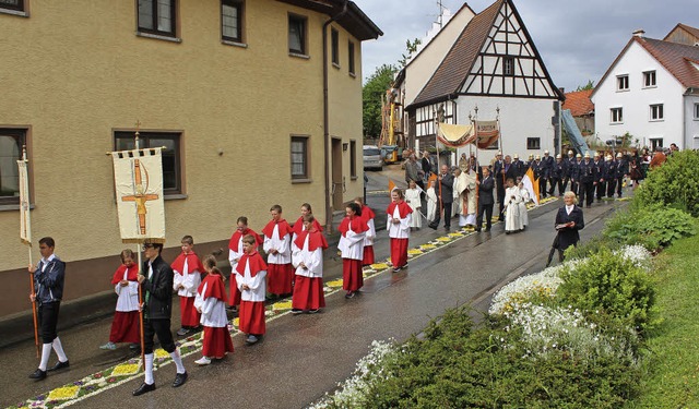 Der Hergott meinte es gut mit den Unad...n Prozession durch das Unterdorf teil.  | Foto: Christa Maier