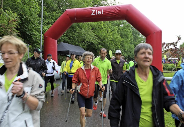 ber 200 Teilnehmer  machten sich gest...r Anke Faller  nicht im Regen stehen.   | Foto: Erich Krieger