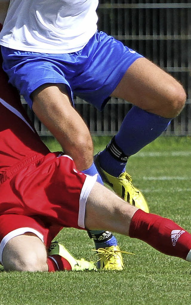 Rot wie Niederhof und Blau wie Binzgen wollen gemeinsam gegen den Ball treten.   | Foto: Symbolfoto: Konzok