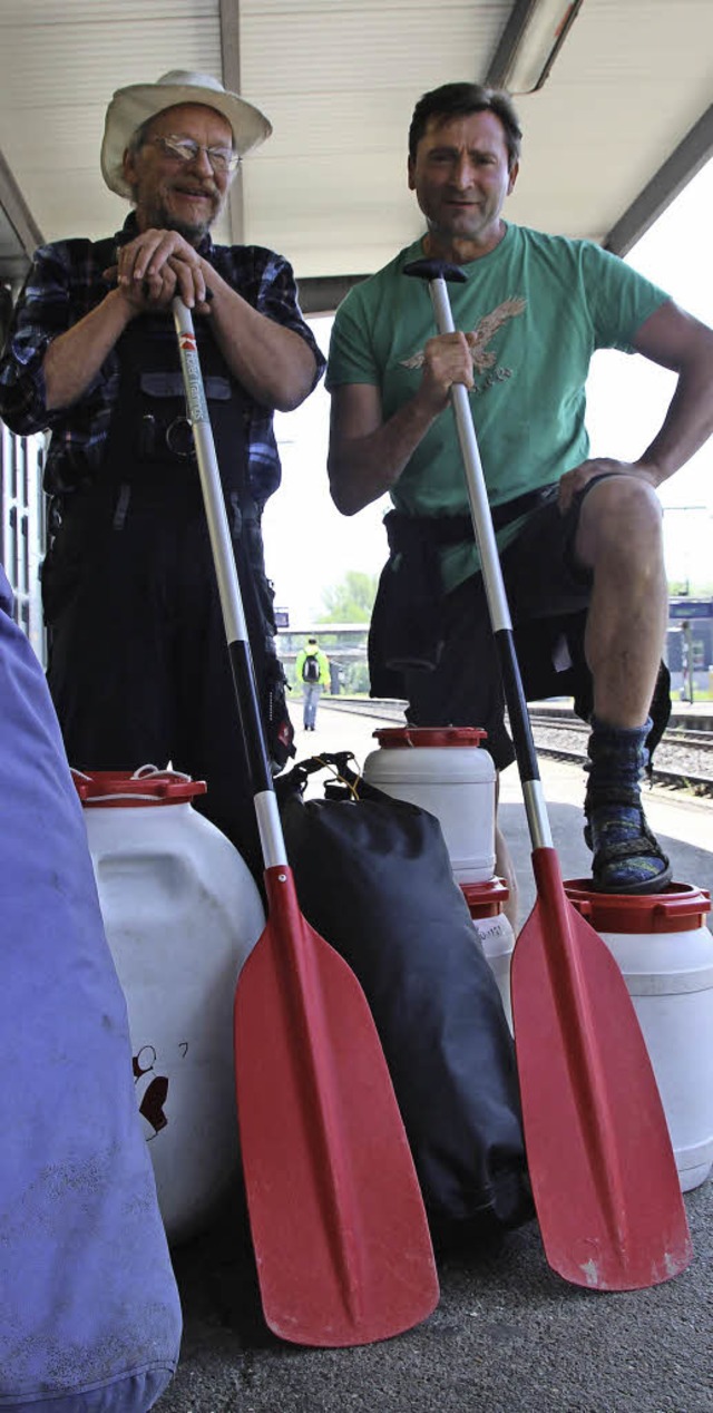 Bernhard Hauser (links) und Albert Fre...chlauchboot-Tour auf dem Rhein fort.    | Foto: Jakober