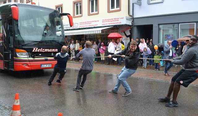 Zug am Bus: Ein Team der RG Hausen-Zel...m Rahmen des Zeller Erlebnissonntags.   | Foto: Paul Berger
