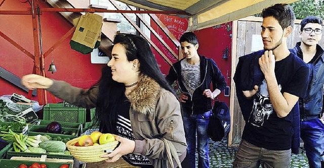 Flchtlingskinder ben  an der Breisac...Hfler-Realschule, wie man  einkauft.   | Foto: Friederike Munz