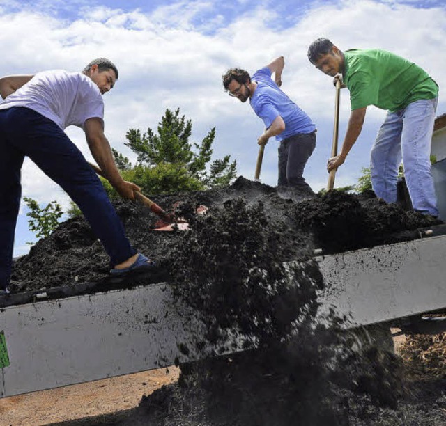 Helfer und Flchtlinge packen gemeinsam an.   | Foto: Horatio Gollin