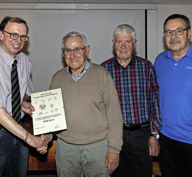 Rdiger Schirmeister gratuliert Willi ...s) schlossen sich der Gratulation an.   | Foto: Zahn