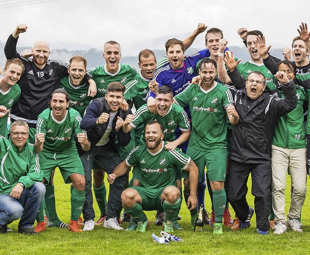 Grner Aufstiegsjubel in Niederhof: De...ickt knftig wieder in der Landesliga.  | Foto: Grant Hubbs