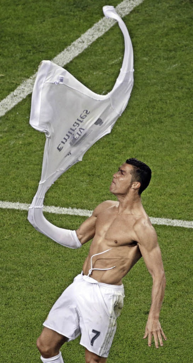 Cristiano Ronaldo &#8211; konnte  kaum...zog sich gekonnt das Trikot vom Leib.   | Foto: dpa