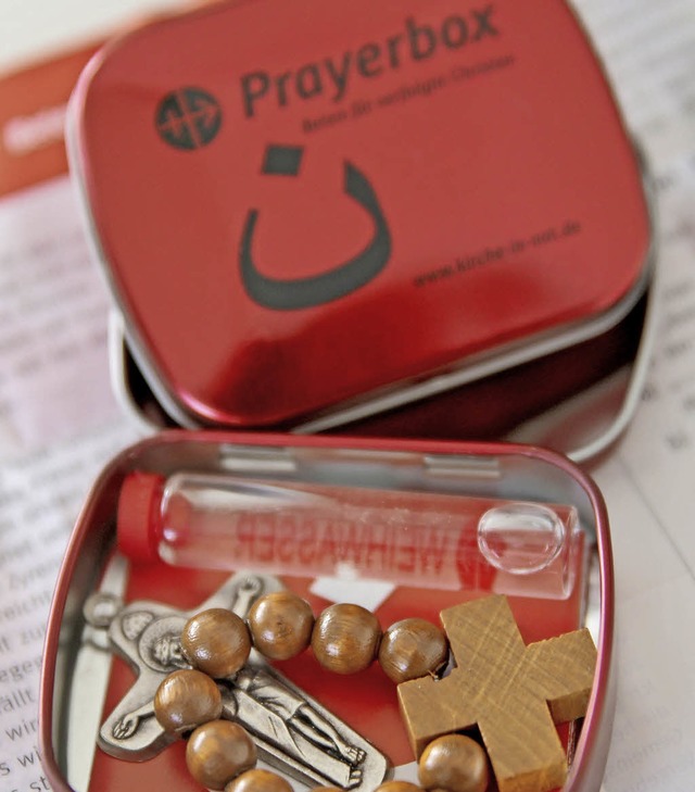Prayerbox mit  Gebetstext, Kreuz und Weihwasser  | Foto: dpa