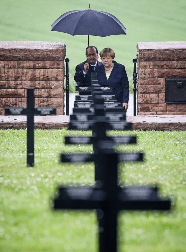 Kanzlerin Angela Merkel und Frankreich...n) der Opfern des Ersten Weltkrieges.   | Foto: dpa