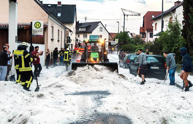 Mit Schneepflgen musste der Hagel in Wiesbaden entfernt werden.   | Foto: dpa