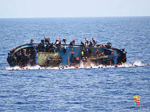 Ein Schiff mit Flchtlingen an Bord im...arben und 550 geretten werden konnten.  | Foto: dpa