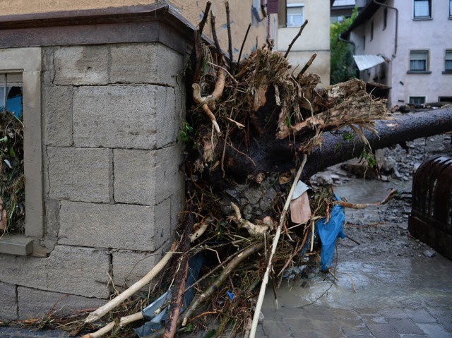 In Braunsbach sind zwei kleine Bche ber die Ufer getreten  | Foto: dpa