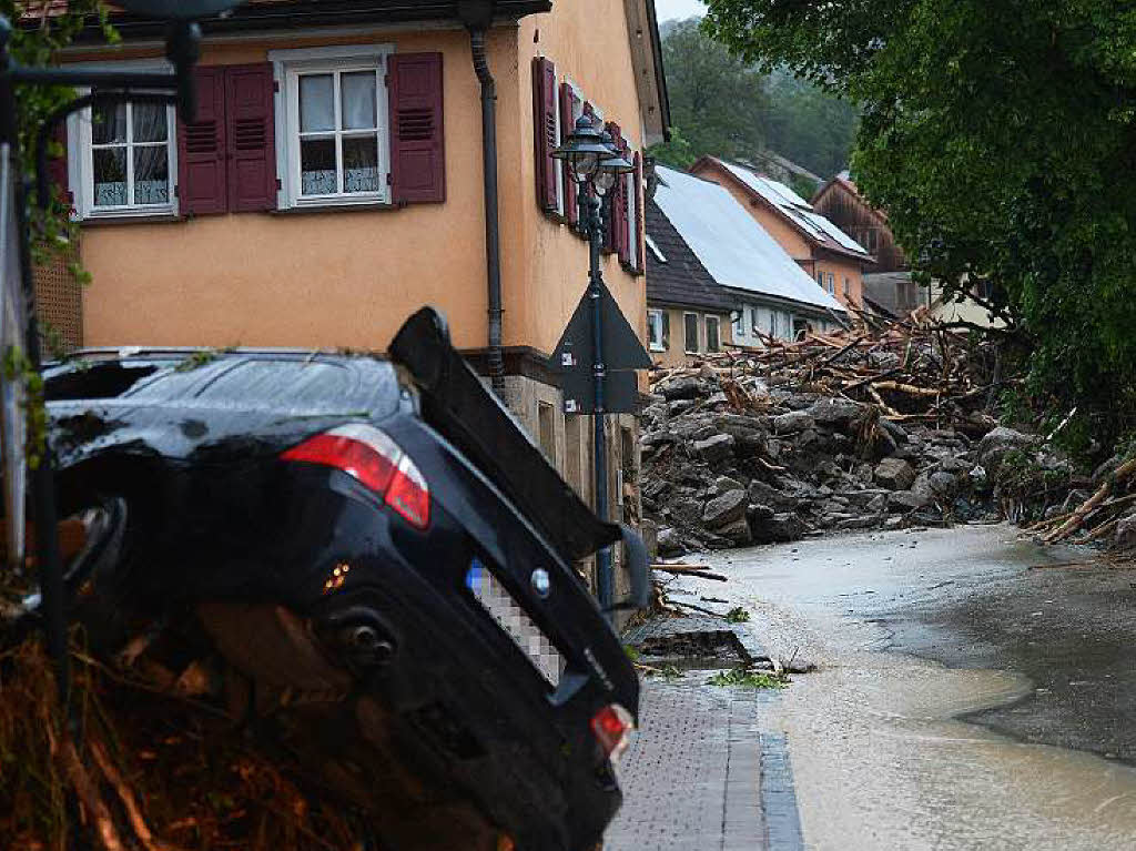 In Braunsbach im Norden Baden-Wrttembergs trat ein Fluss ber die Ufer. Die reienden Fluten strmten durch die 900-Einwohner-Gemeinde, wodurch ein Haus zerstrt und mehrere erheblich beschdigt wurden.