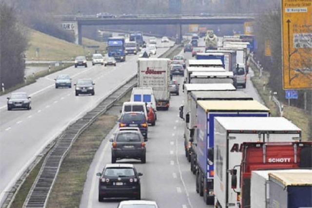 Kinder schtten Bauschlamm von der Lehener Brcke - und treffen Autos