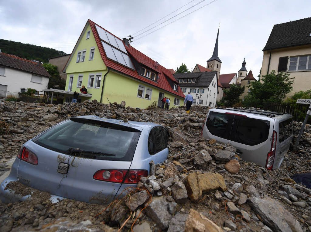In Braunsbach im Norden Baden-Wrttembergs trat ein Fluss ber die Ufer. Die reienden Fluten strmten durch die 900-Einwohner-Gemeinde, wodurch ein Haus zerstrt und mehrere erheblich beschdigt wurden.