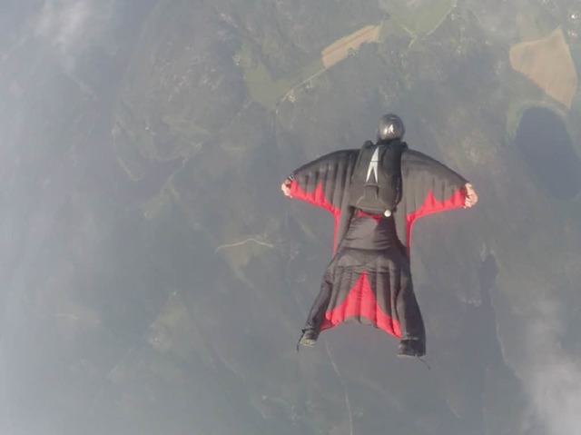 Symbolbild: Bei einem Wingsuit-Anzug s...schen Armen und Beinen fr Aufschwung.  | Foto: sindret - Fotolia